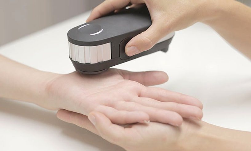 OligoScan scanning the palm of the hand for mineral analysis