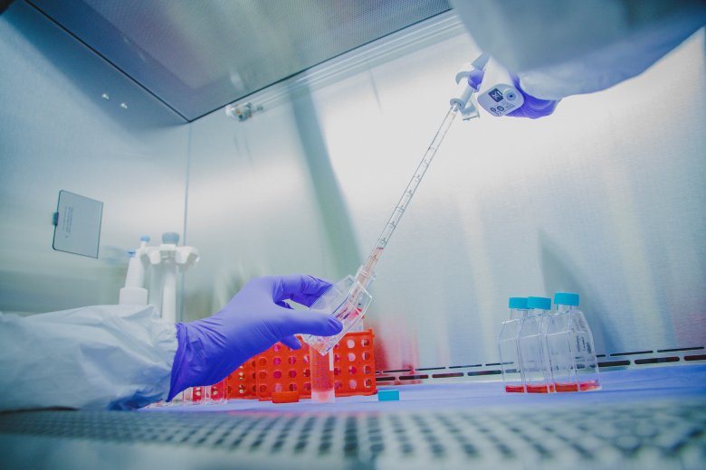 Técnico de laboratorio procesando células madre mesenquimales