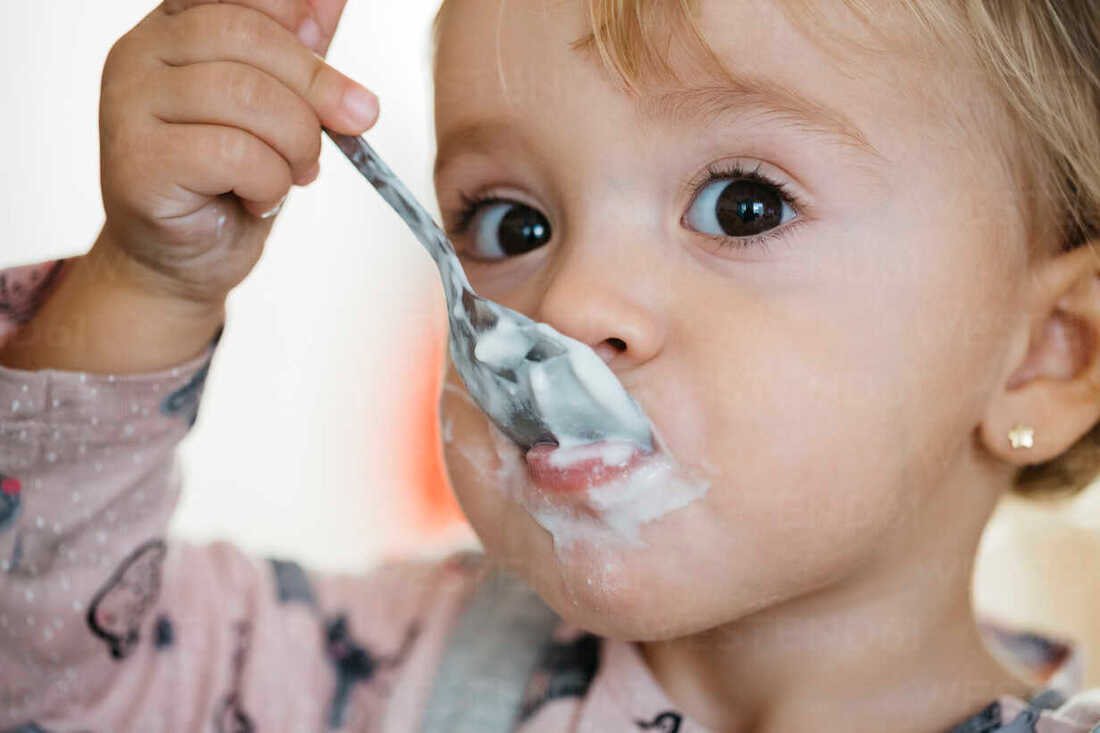 Un niño disfrutando yogur probiótico